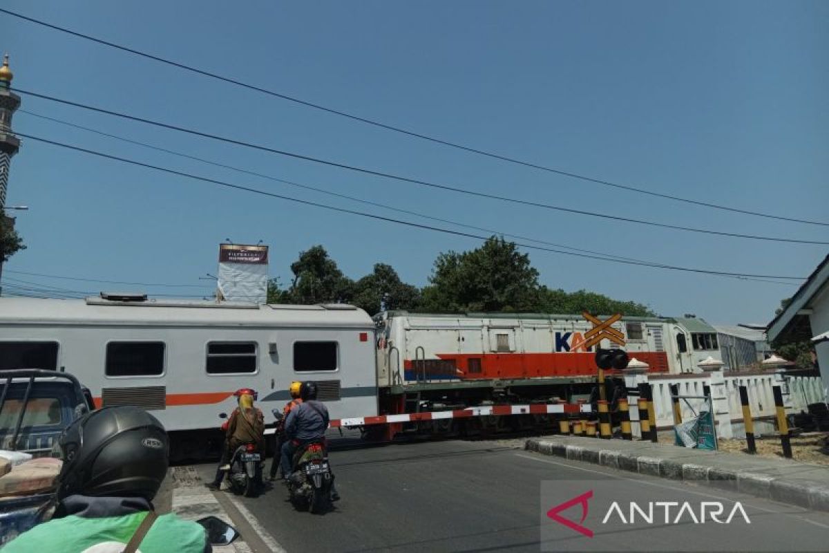 KAI Cirebon sediakan layanan bus bagi penumpang terdampak longsor