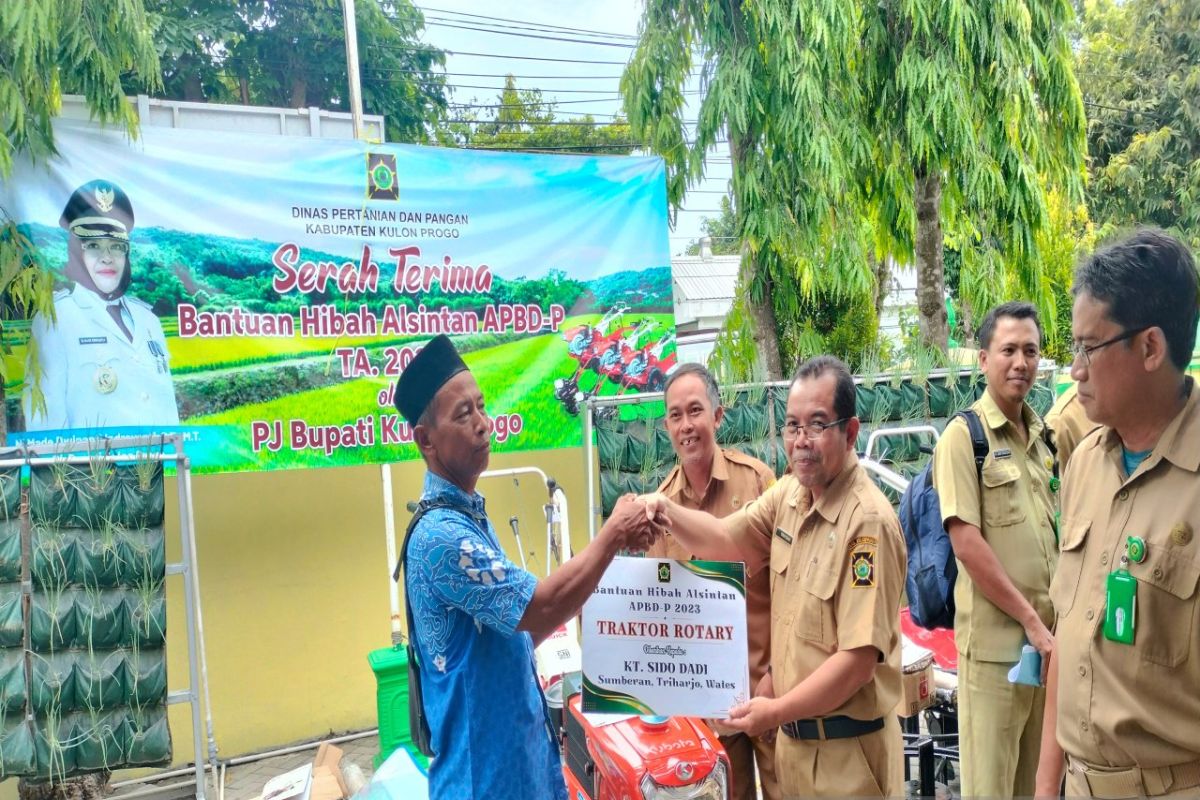 Dinas Pertanian Kulon Progo menyerahkan bantuan alsintan ke kelompok tani