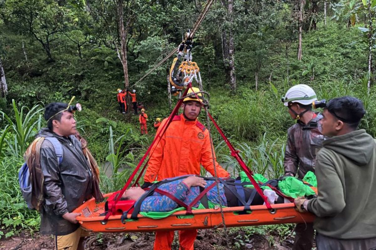 Basarnas Mamuju mengevakuasi pasutri terjebak dalam hutan selama dua hari
