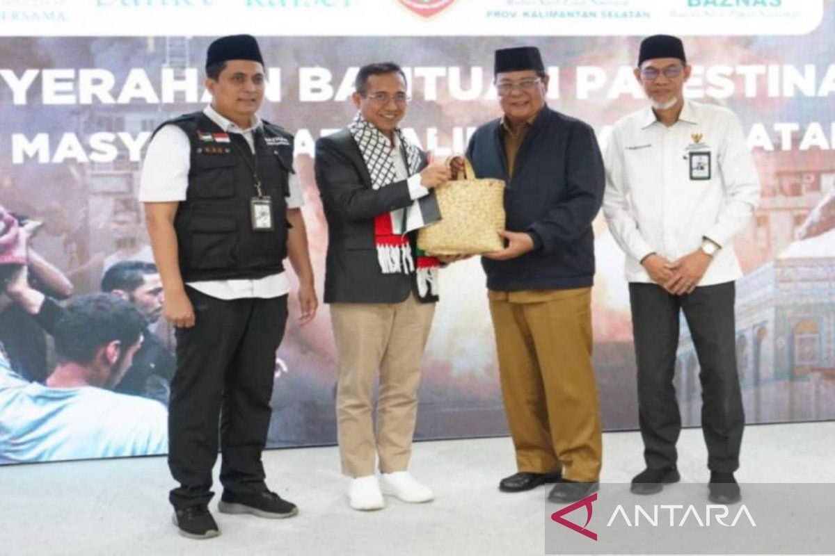 Gubernur Kalsel serahkan Rp4,4 miliar ke Baznas untuk Palestina