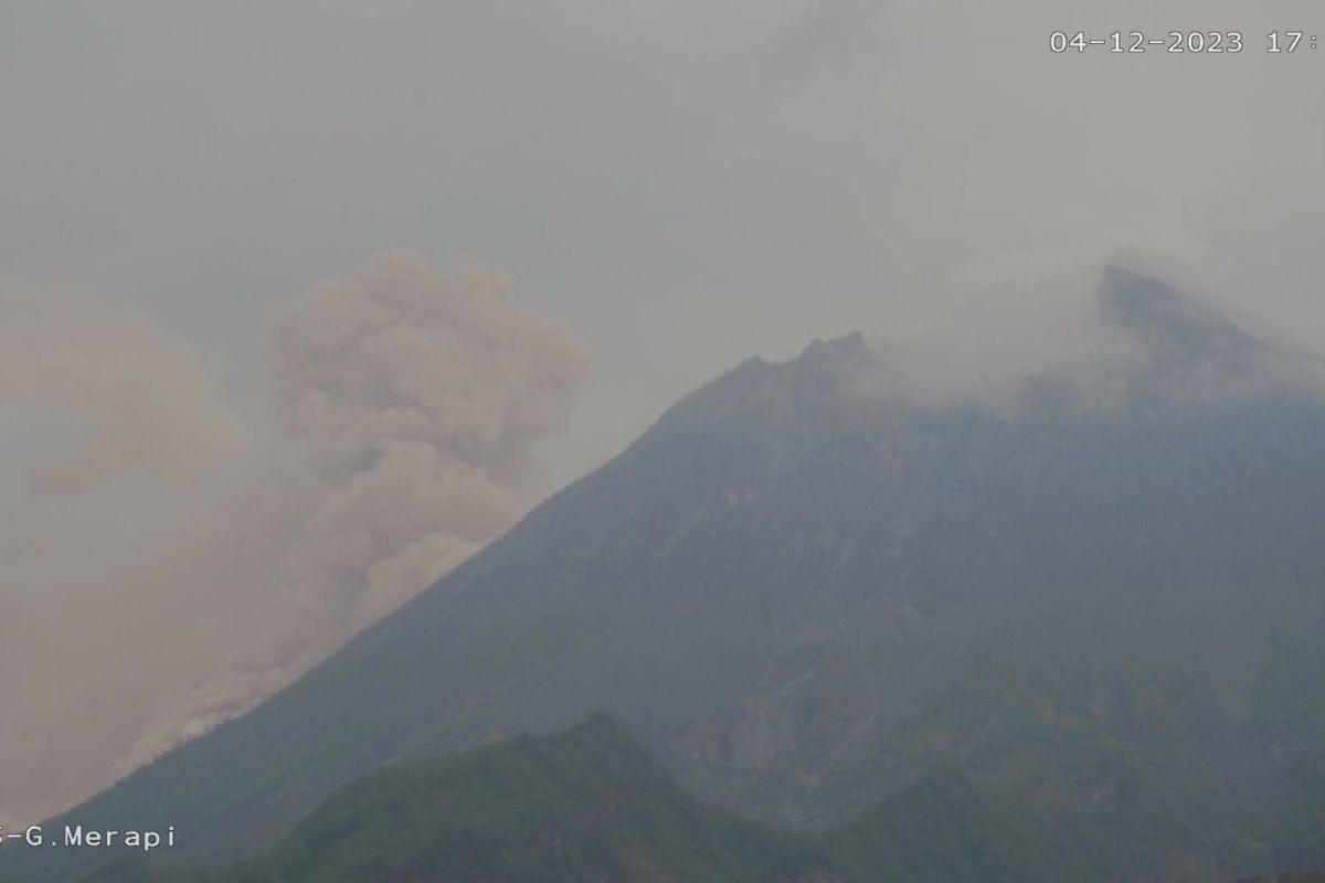 Gunung Merapi meluncurkan awan panas guguran ke arah dua sungai