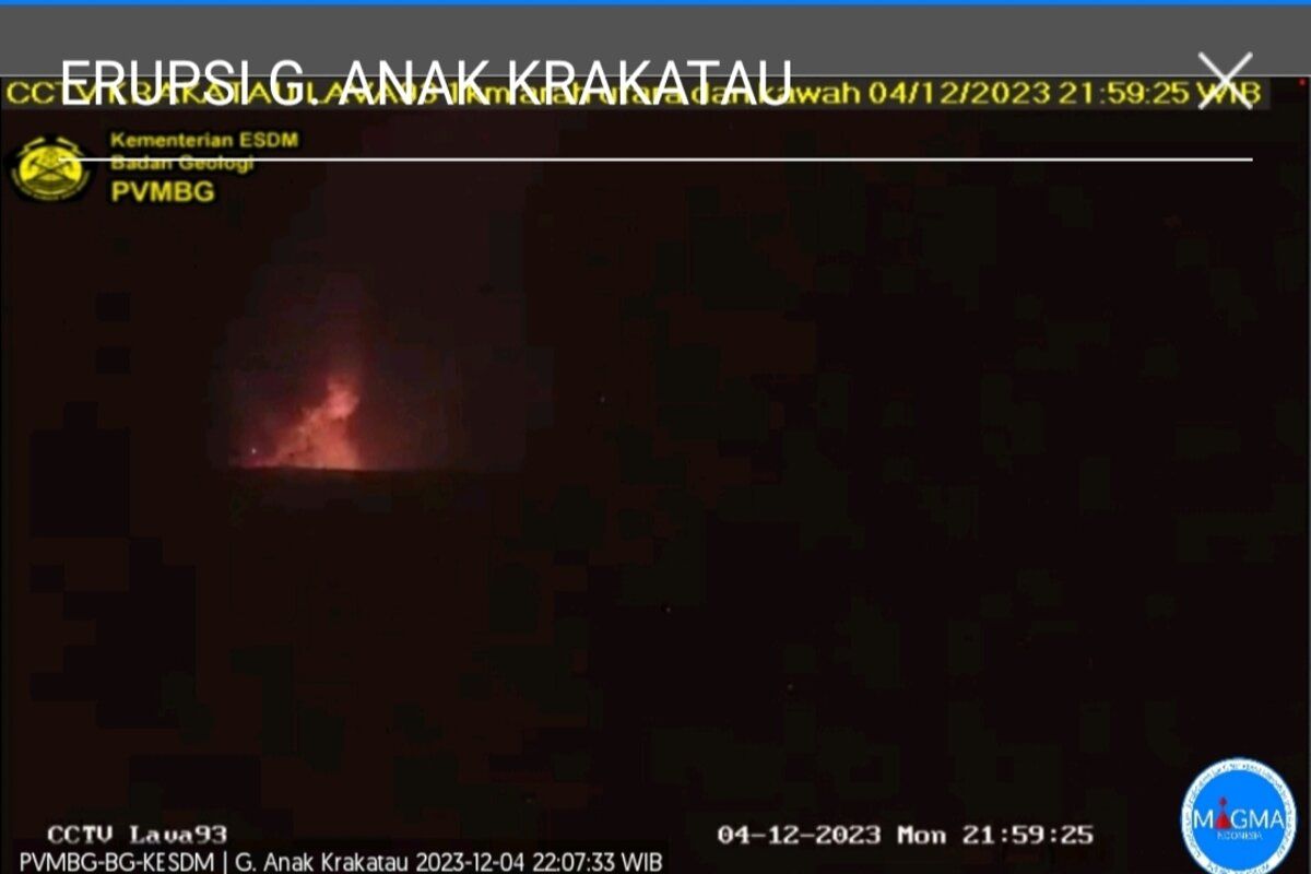 Anak Krakatau kembali erupsi pukul 22.57 WIB dengan tinggi abu 1.500 m