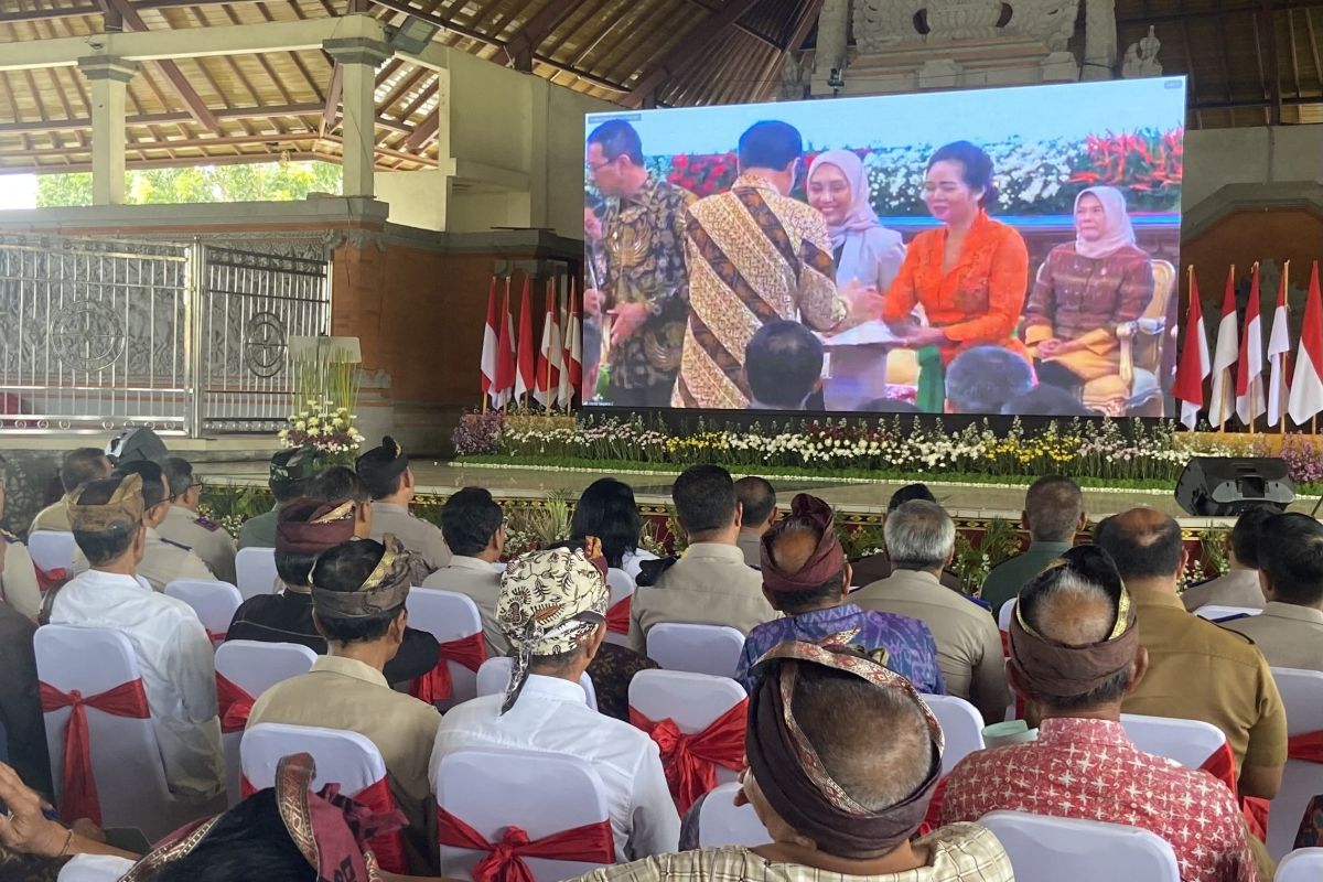 Warga Bali terima sertifikat tanah elektronik pertama dari Presiden Jokowi
