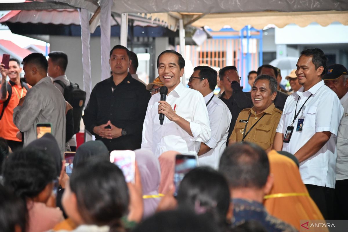 Jokowi cek stok beras dan bagikan bantuan pangan di NTT