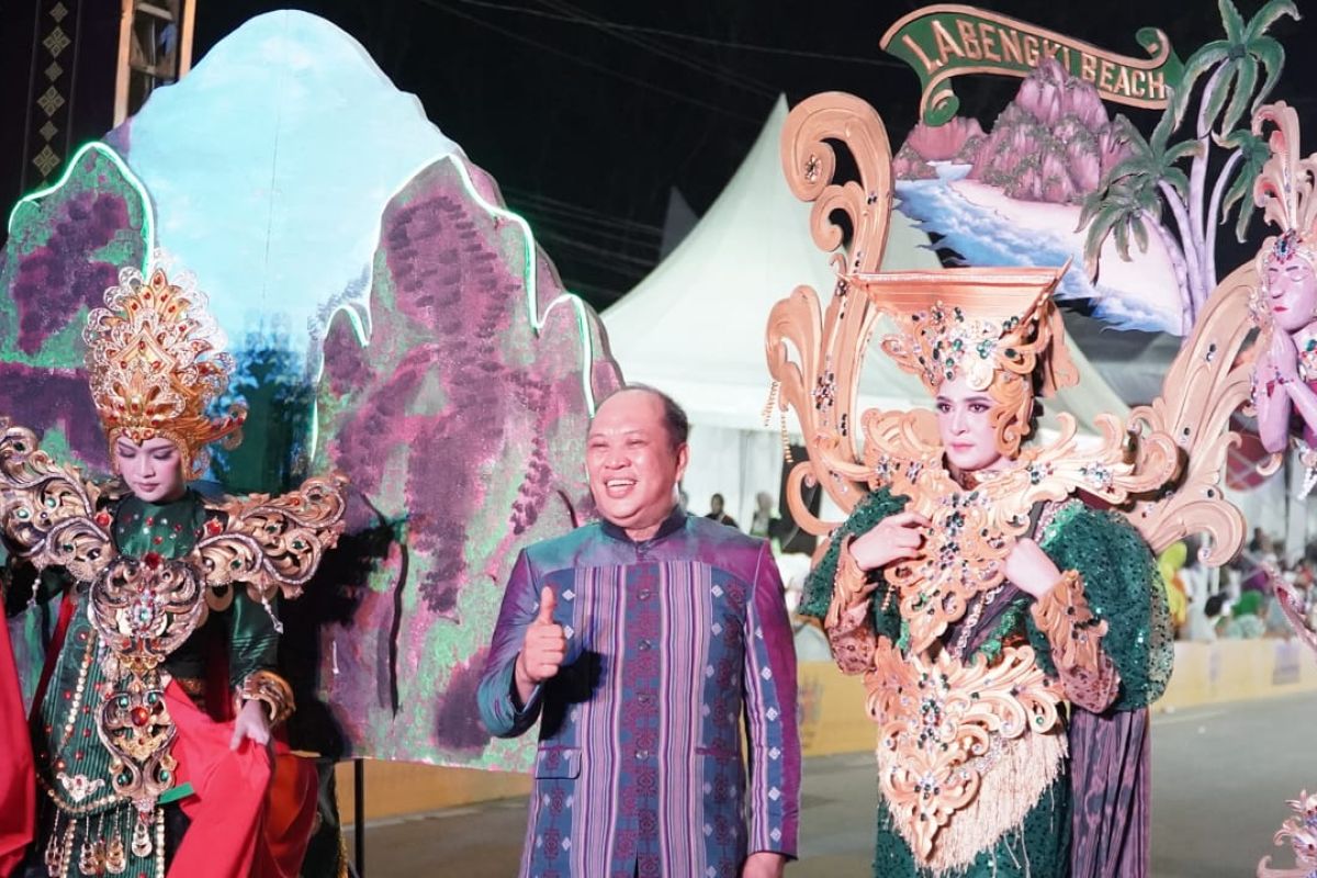Bupati K onawe Utara hadiri penutupan Sultra Tenun Karnaval di Kendari