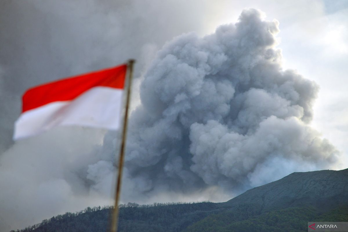 Gunung Marapi erupsi 46 kali dan 66 hembusan, evakuasi korban terkendala