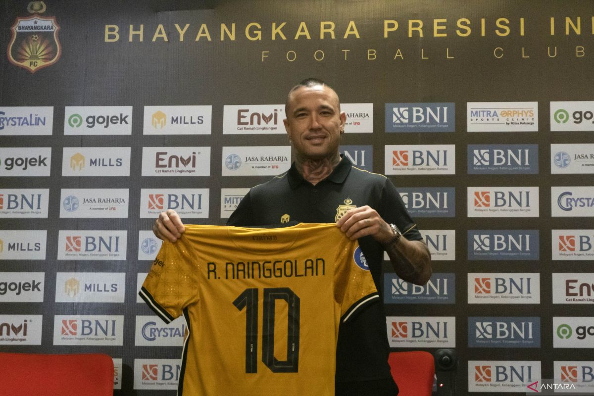 Foto - Radja Nainggolan resmi gabung Bhayangkara FC