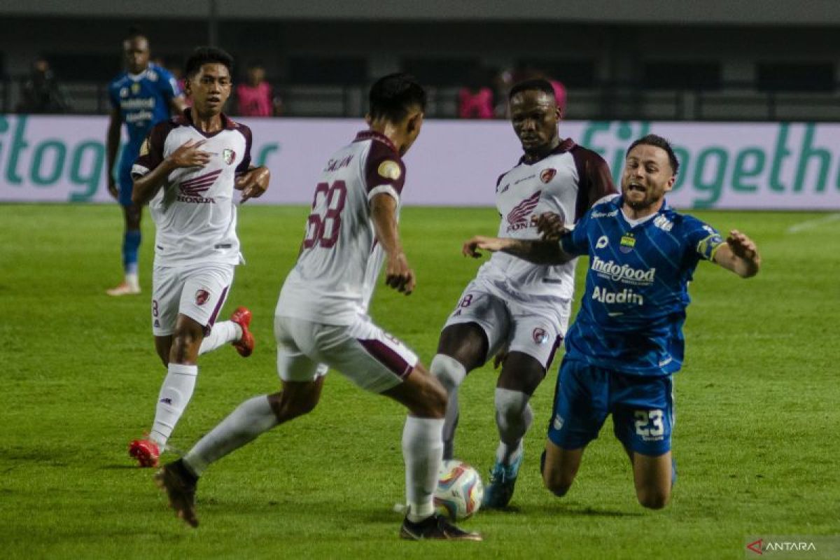 Tuan rumah Persib Bandung  bermain imbang lawan PSM 0-0
