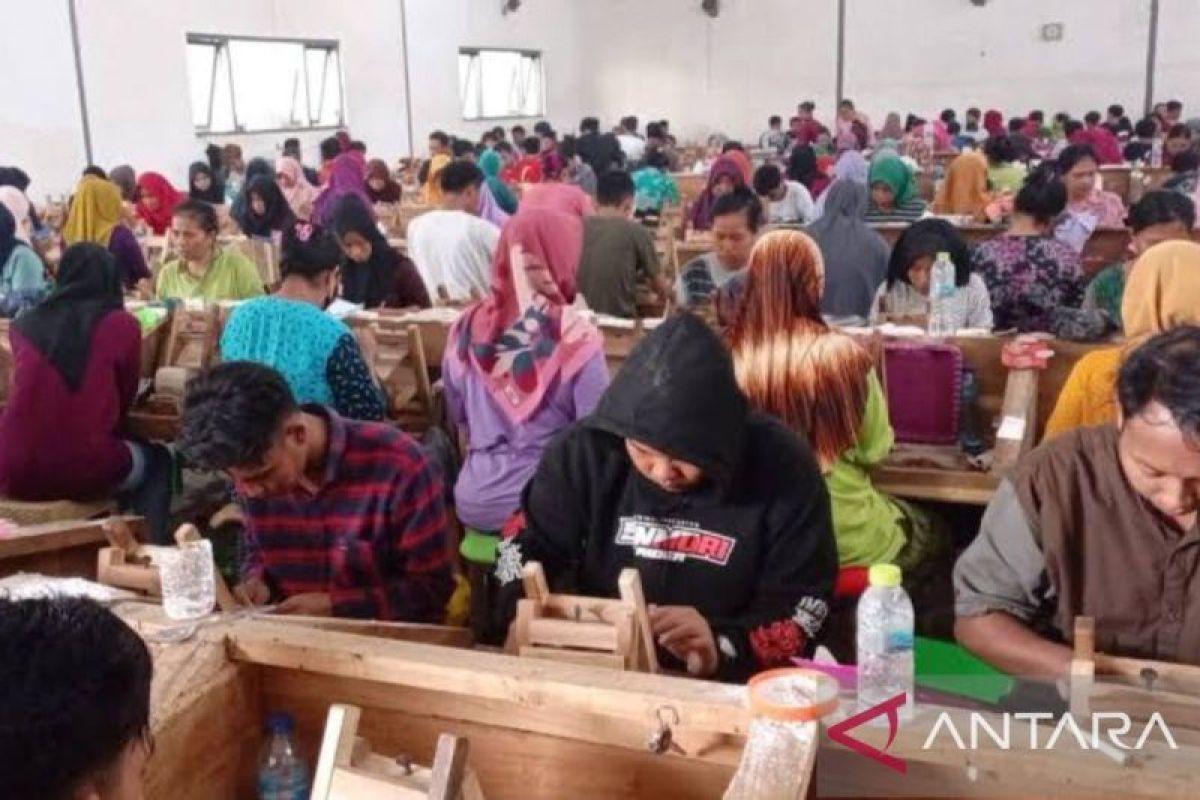 Khofifah tetapkan UMK 2024 Pamekasan Rp2.221.135