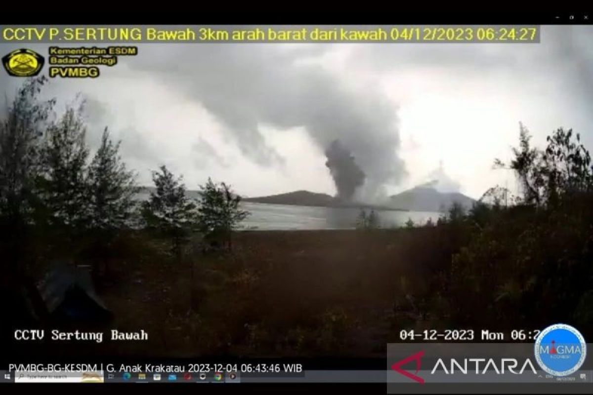 Gunung Anak Krakatau kembali erupsi pada Senin setinggi 1.000 meter