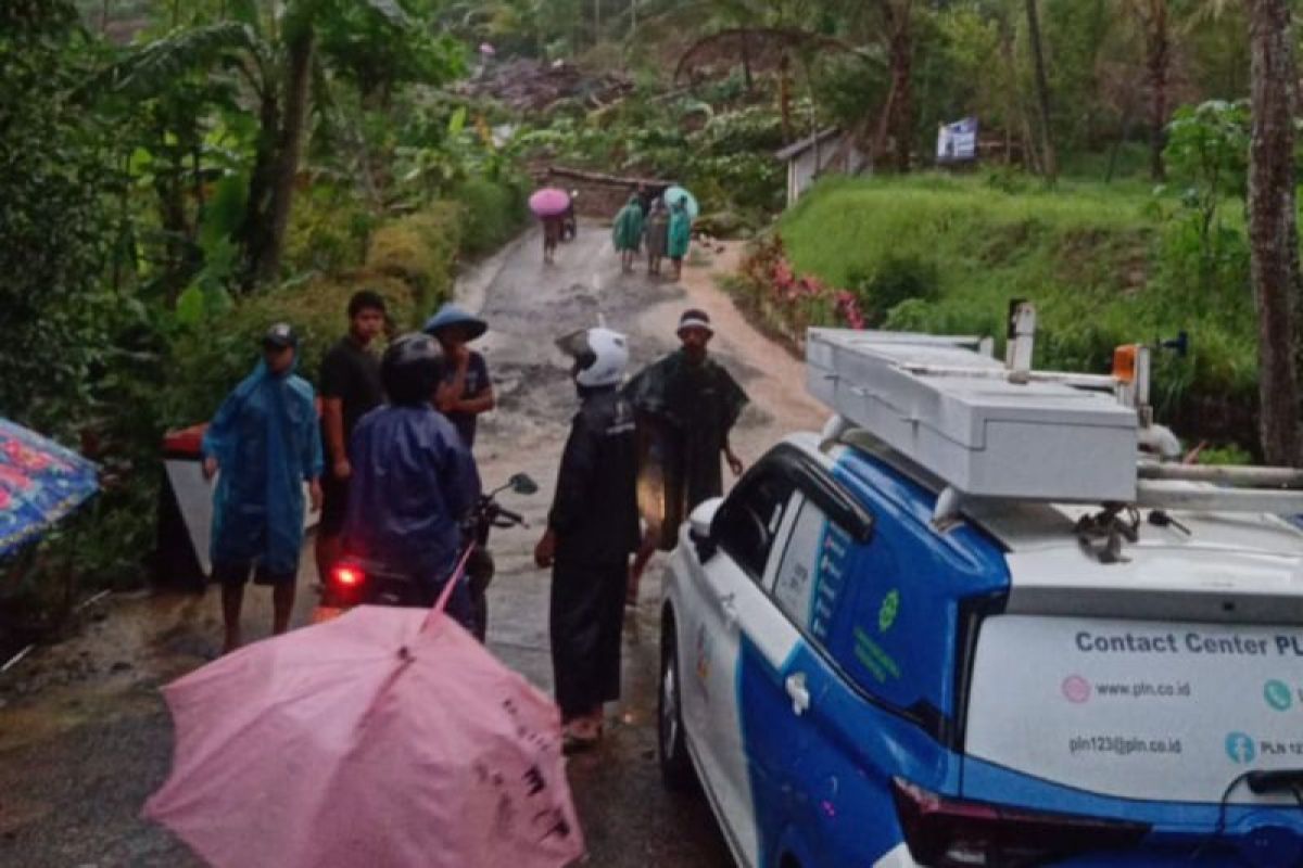 Petugas evakuasi keluarga terdampak tebing longsor di  Banyumas