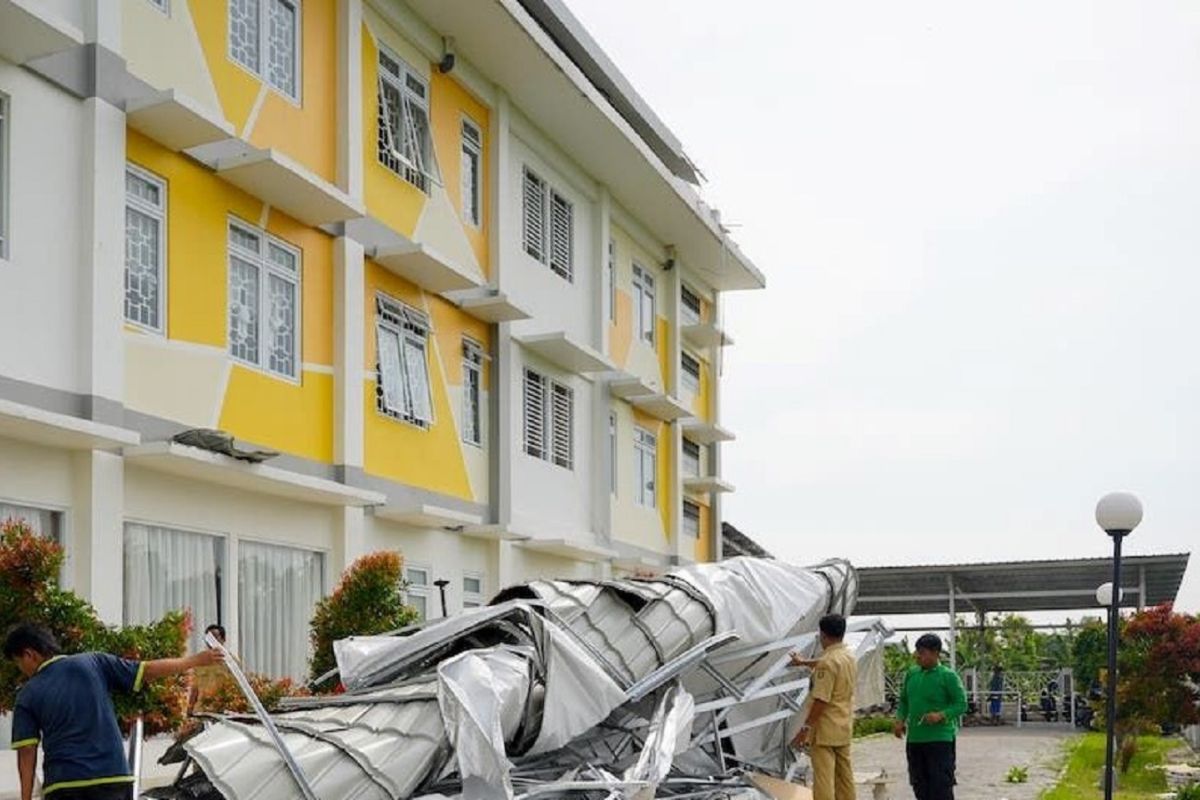Atap jebol, Disperkim Kota Madiun evakuasi penghuni dua rusunawa