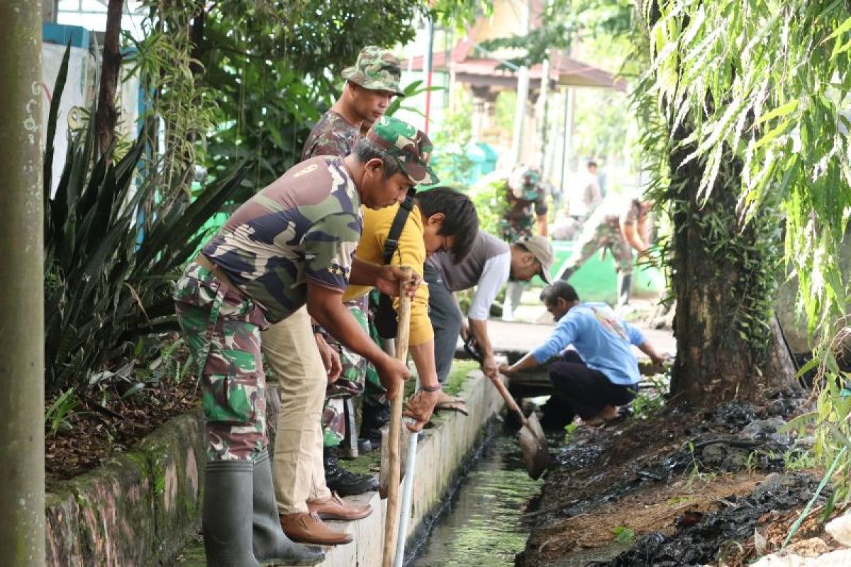 Cegah banjir, Kodim HSU-BLG bersihkan saluran air dan tanam pohon