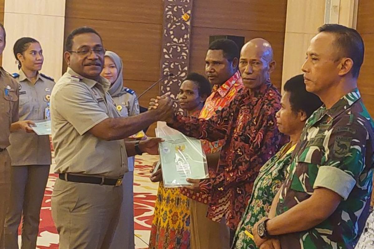 BPN Papua Barat serahkan 2.900 sertifikat PTSL