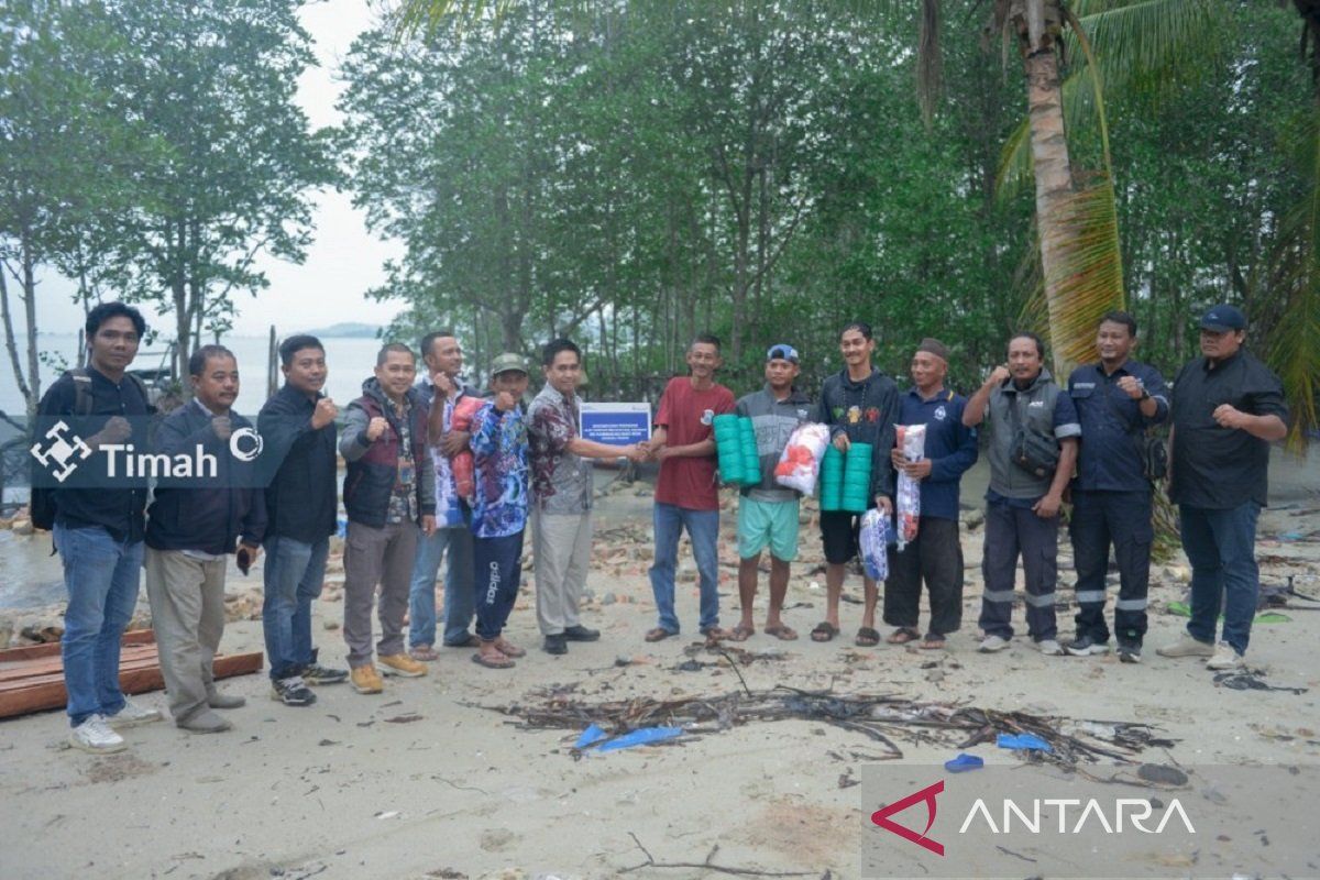 PT Timah Berikan Jaring Udang ke KUB Nelayan Anugrah di Pangkalpinang