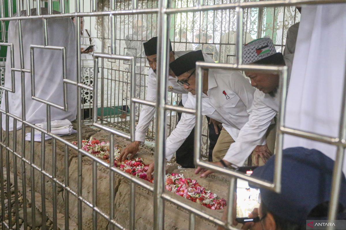 FOTO - Cawapres Muhaimin Iskandar berziarah ke makam ulama Aceh