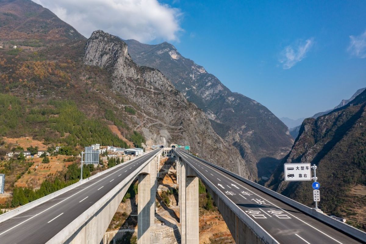 Jalan tol dengan banyak jembatan dan terowongan dibuka di China barat