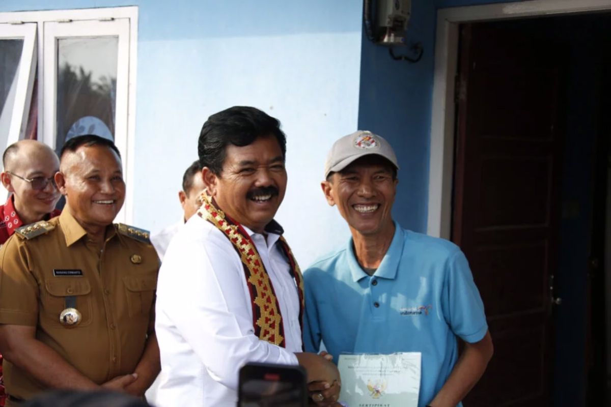 Bupati Lampung Selatan bersama Menteri ATR/BPN RI serahkan 353 sertifikat huntap tahap II