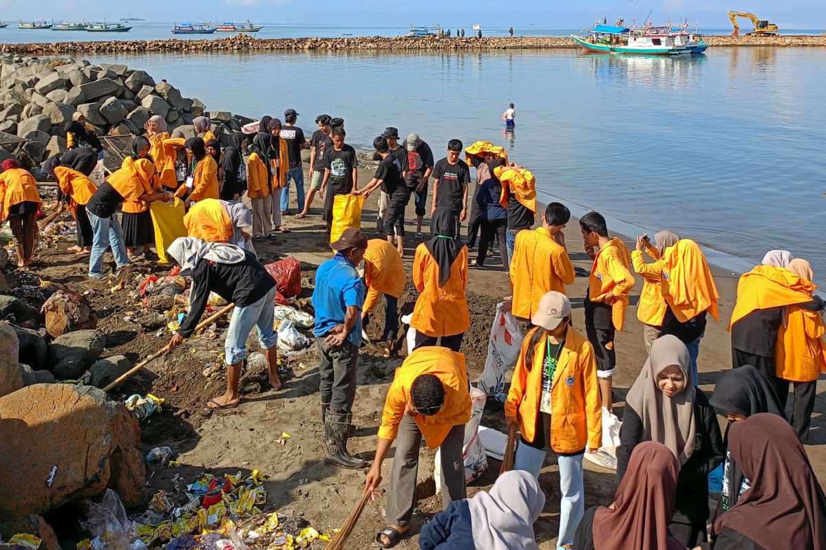 Cegah abrasi mahasiswa Universitas Negeri Makassar tanam mangrove di Takalar