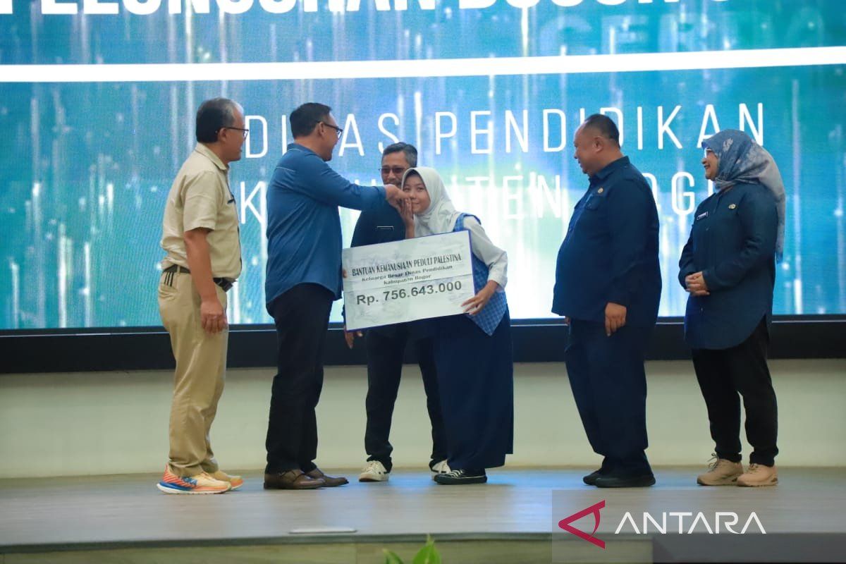 Pemkab Bogor bagikan 28.060 Kartu Bogor Cerdas kepada siswa SD dan SMP
