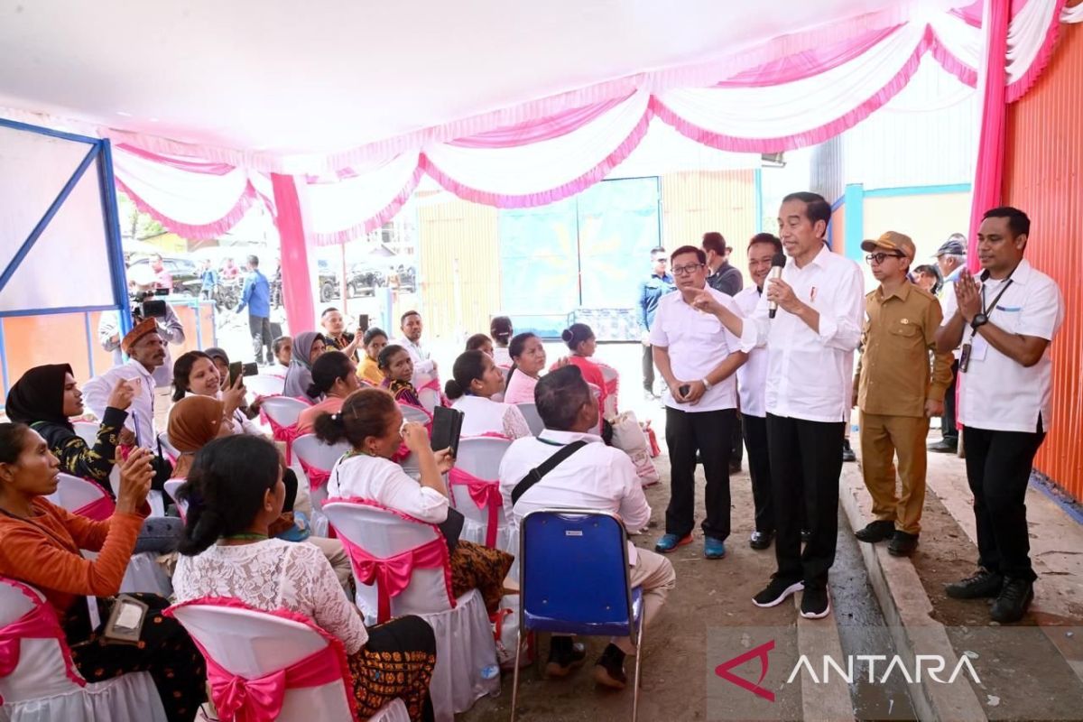 Jokowi reviews rice stock, delivers aid to Nagekeo, NTT residents