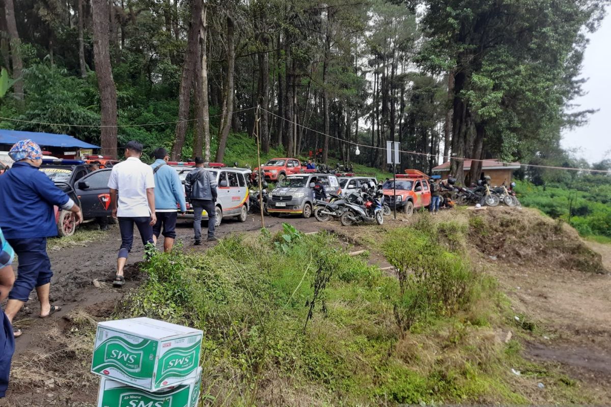 Relawan keluhkan warga tidak berkepentingan penuhi jalur evakuasi Marapi