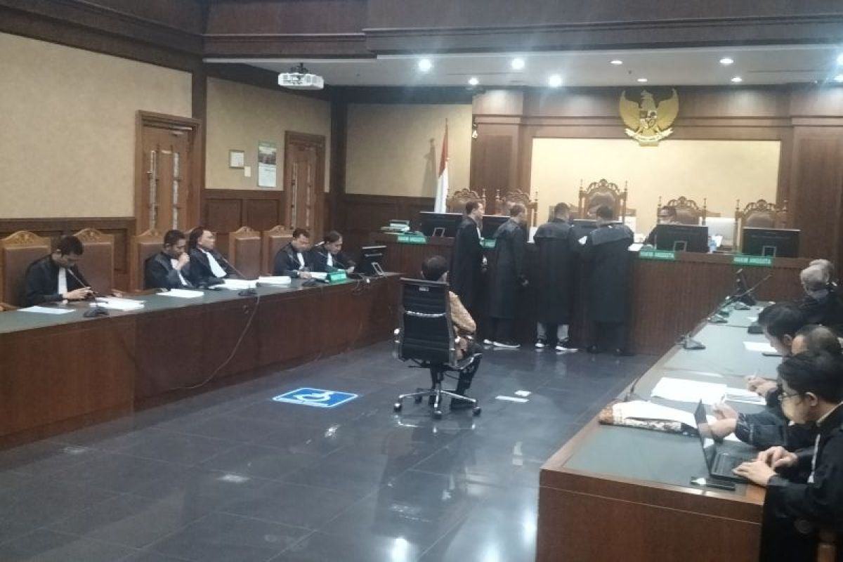 Hasbi Hasan didakwa terima suap untuk urus gugatan perkara di MA