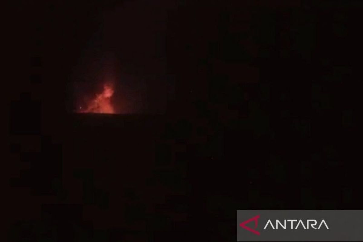 Anak Krakatau semburkan abu setinggi 700 meter pagi ini