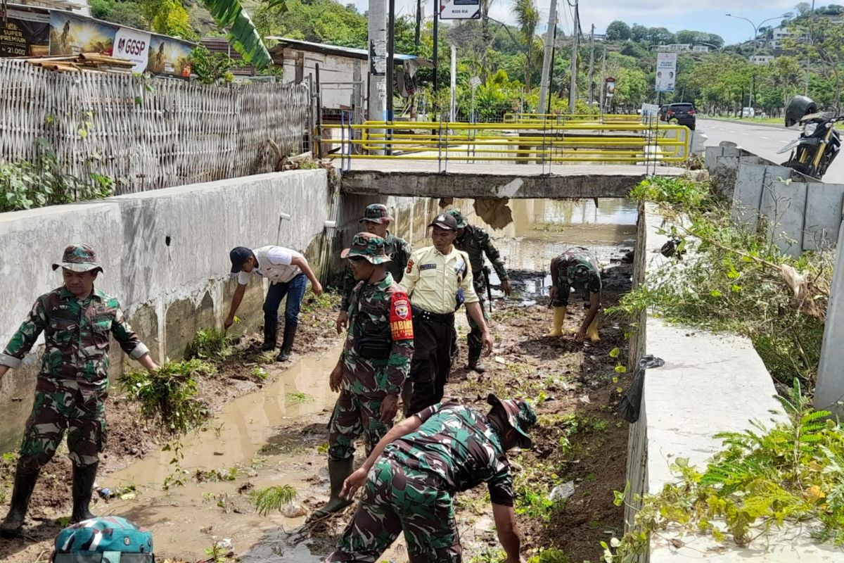 TNI membersihkan jaringan irigasi depan Sirkuit Mandalika
