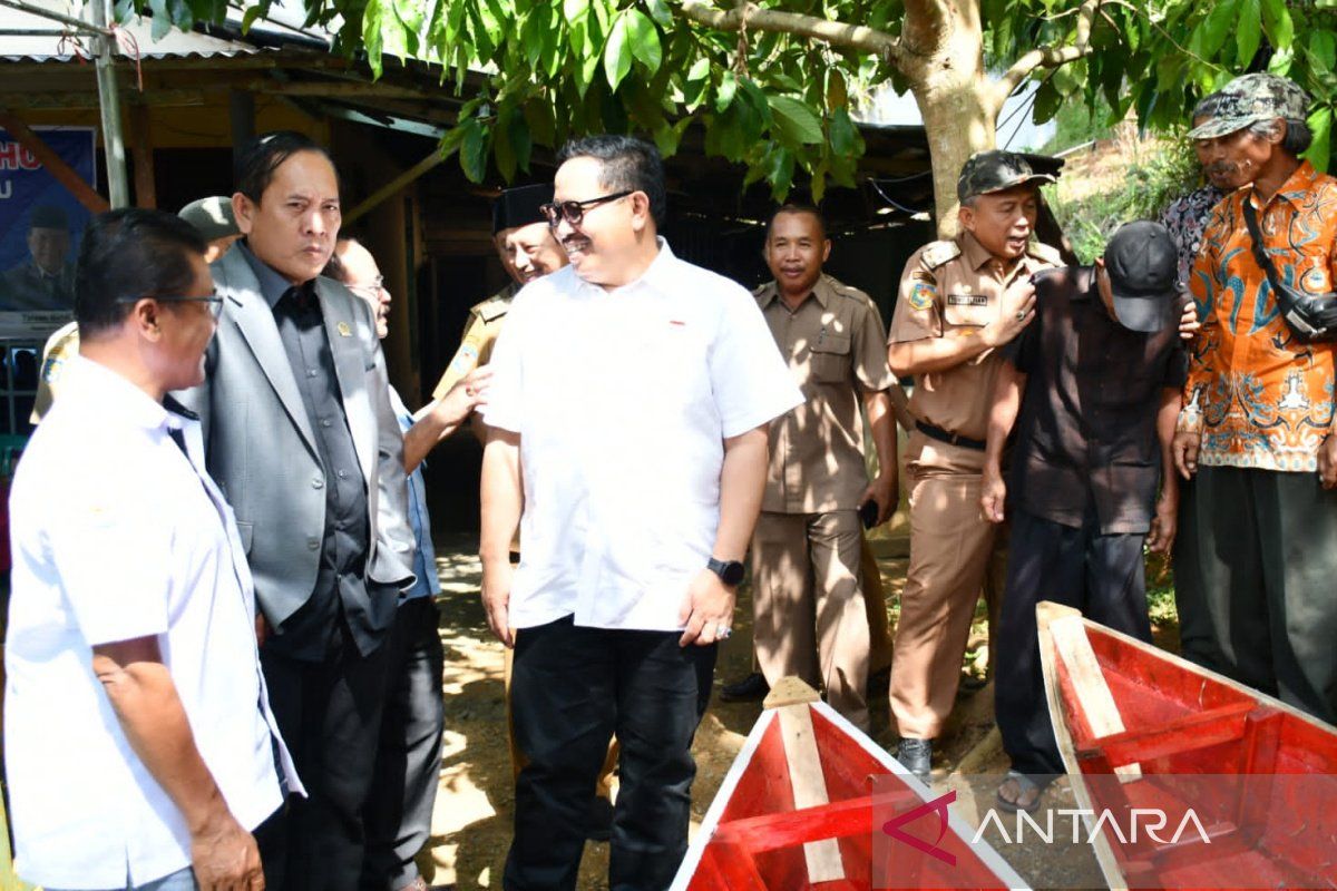 Pemkot Bengkulu serahkan bantuan 17 perahu sampan untuk nelayan