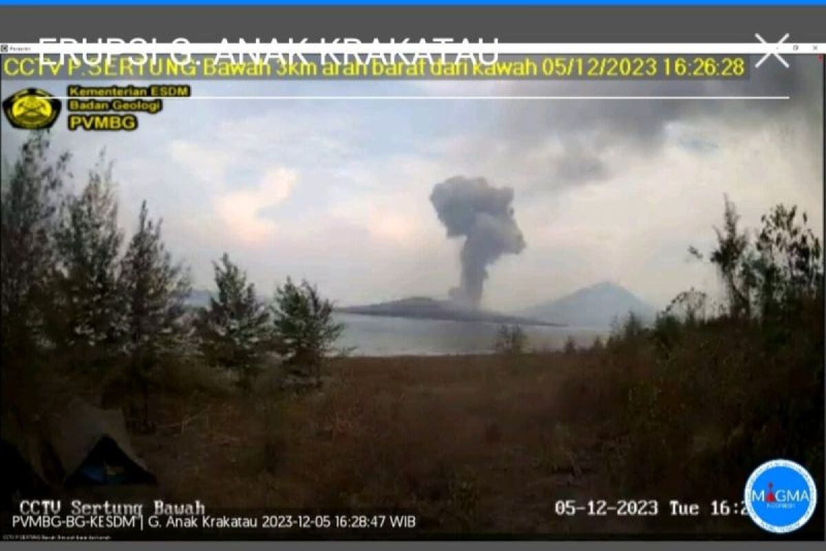 Gunung Anak Krakatau kembali mengalami erupsi pada Selasa sore