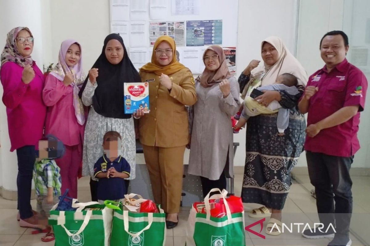 Pemkab Bogor bagikan paket tambahan nutrisi untuk 250 anak