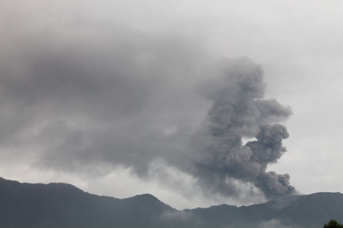 Gunung Marapi di Sumatera Barat erupsi 46 kali dan 66 hembusan selama dua hari
