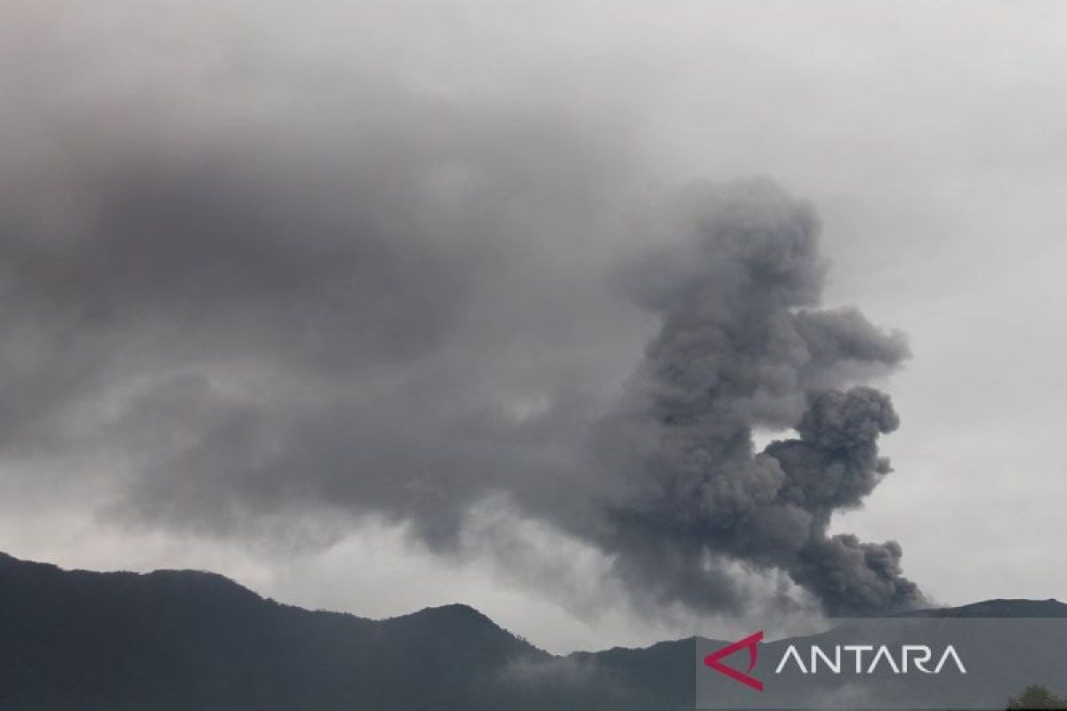 Gunung Marapi erupsi lagi Selasa pagi, tim tunda sementara evakuasi