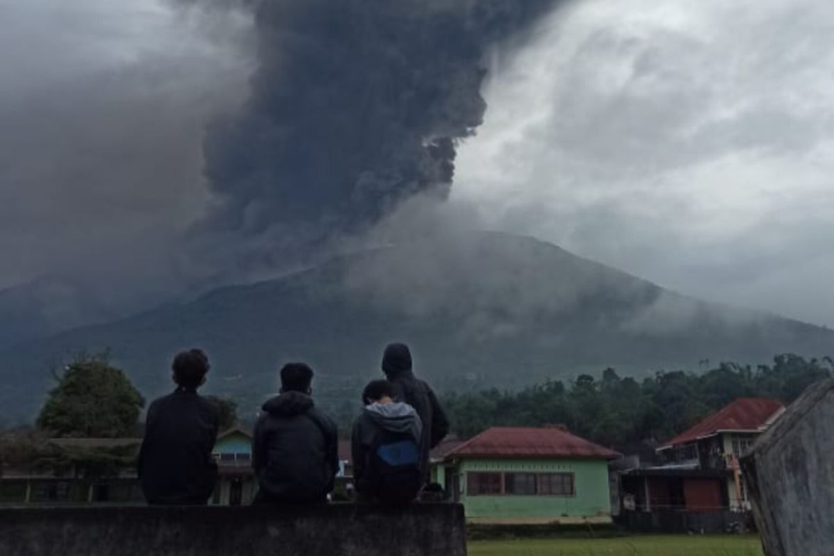 Dua warga Solok Selatan korban erupsi gunung marapi belum ditemukan