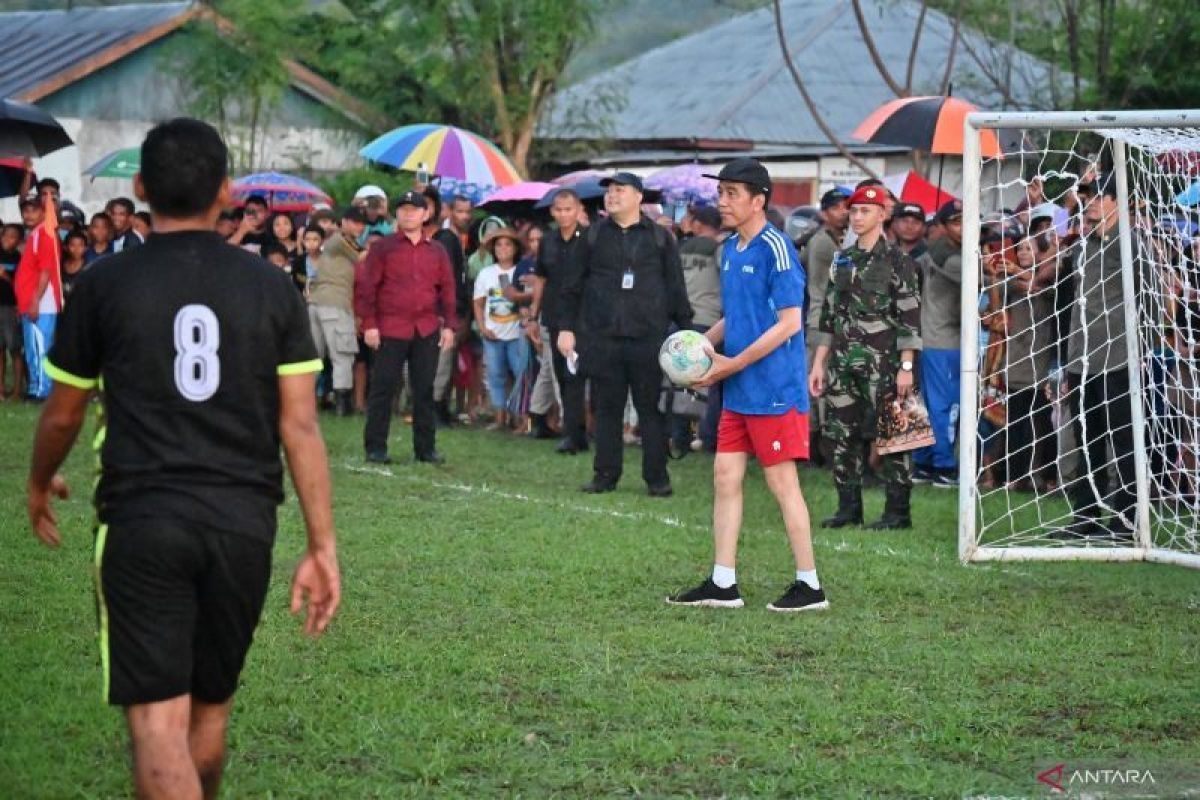 Presiden Jokowi unggah video aksinya menjadi kiper di medsos