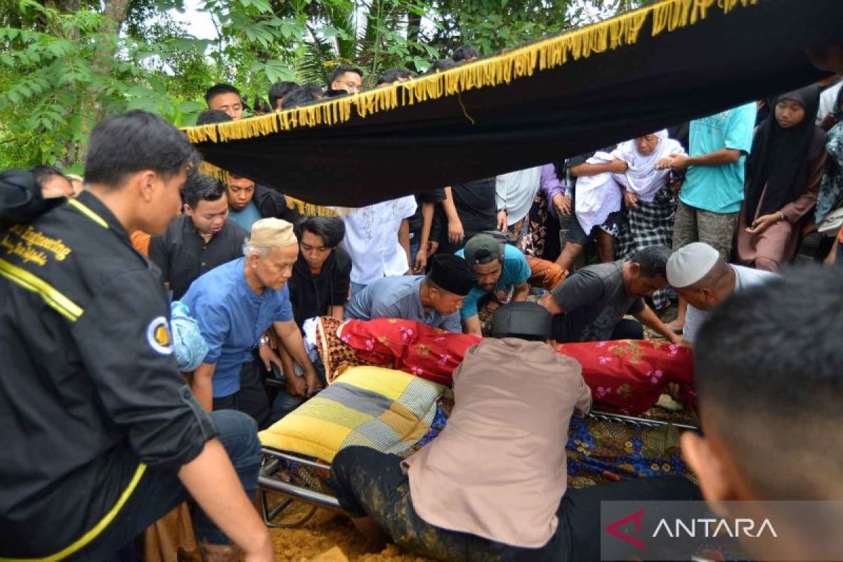 Prosesi Pemakaman Jenazah Korban Erupsi Gunung Marapi - ANTARA News