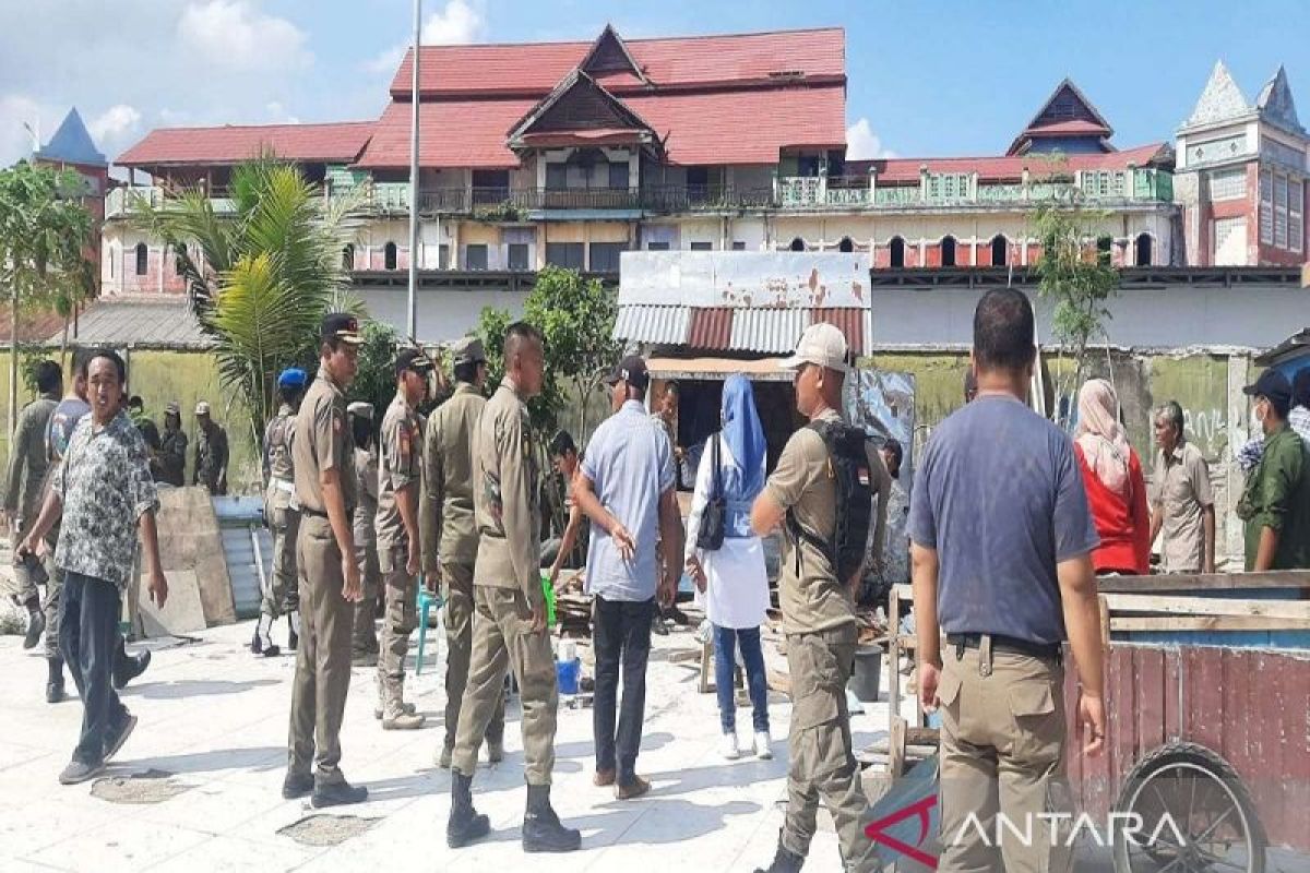 Satpol PP Baubau tertibkan puluhan kios di Pantai Kamali