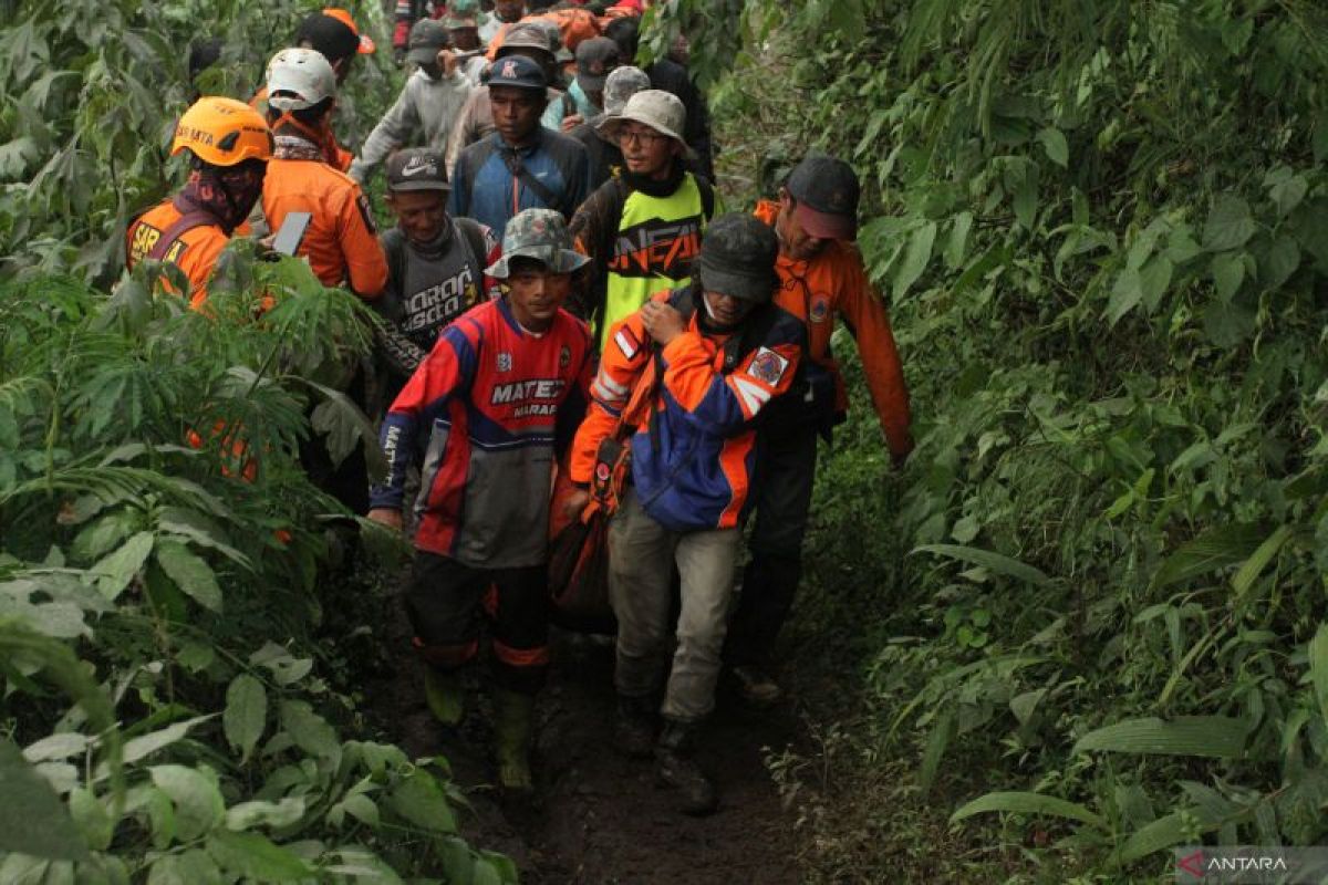 Kemarin, evakuasi pendaki di Marapi hingga pendaftaran petugas haji