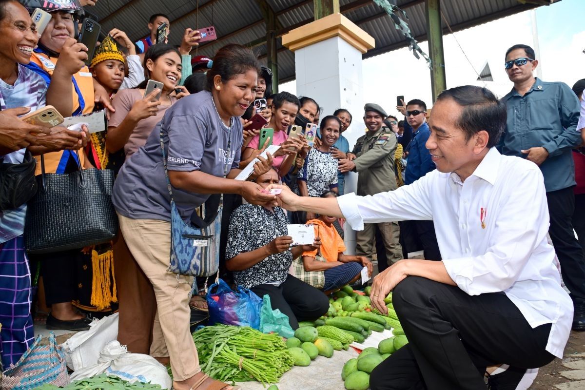 Presiden Jokowi bagikan bantuan untuk warga Nagekeo NTT