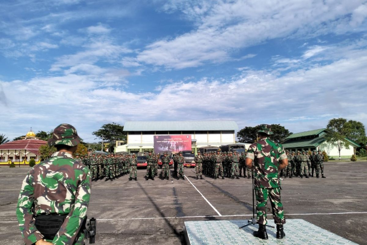 100 personel TNI siaga membantu warga terdampak banjir di Kapuas Hulu