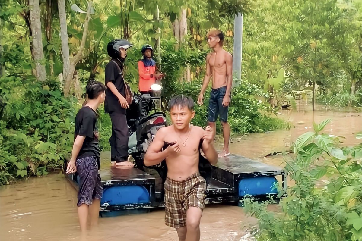 Akibat banjir, warga OKU Sumsel beraktivitas gunakan perahu