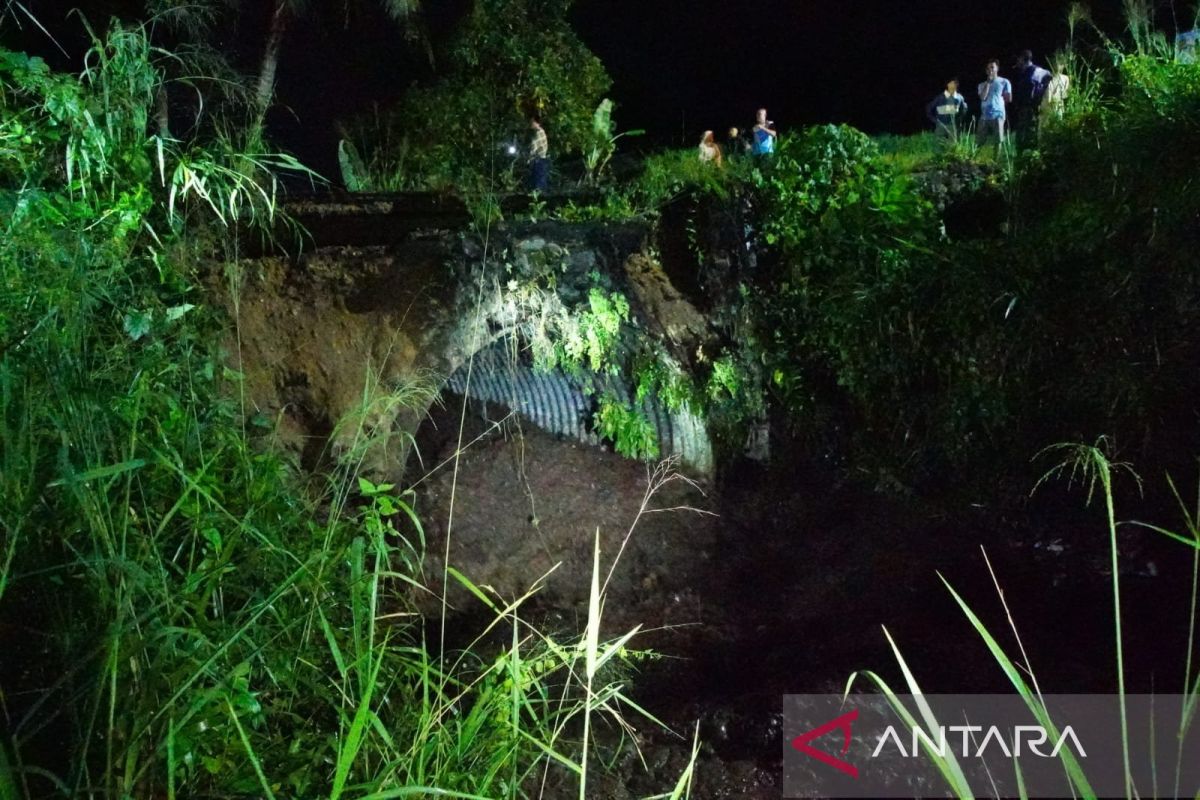Banjir lahar menerjang Tanah Datar Sumbar pascaerupsi Gunung Marapi