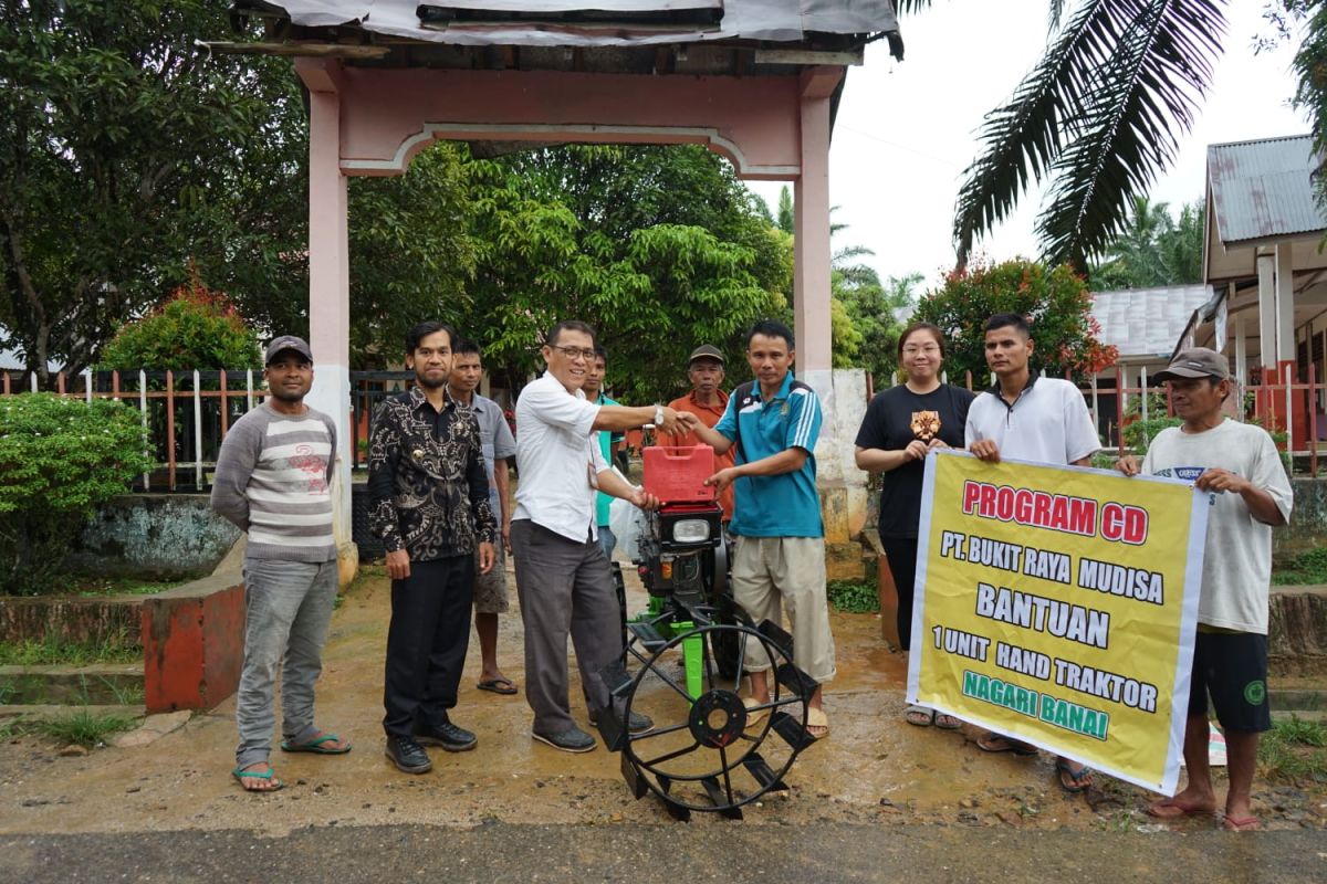PT BRM serahkan bantuan pertanian dan pendidikan di Kecamatan IX Koto