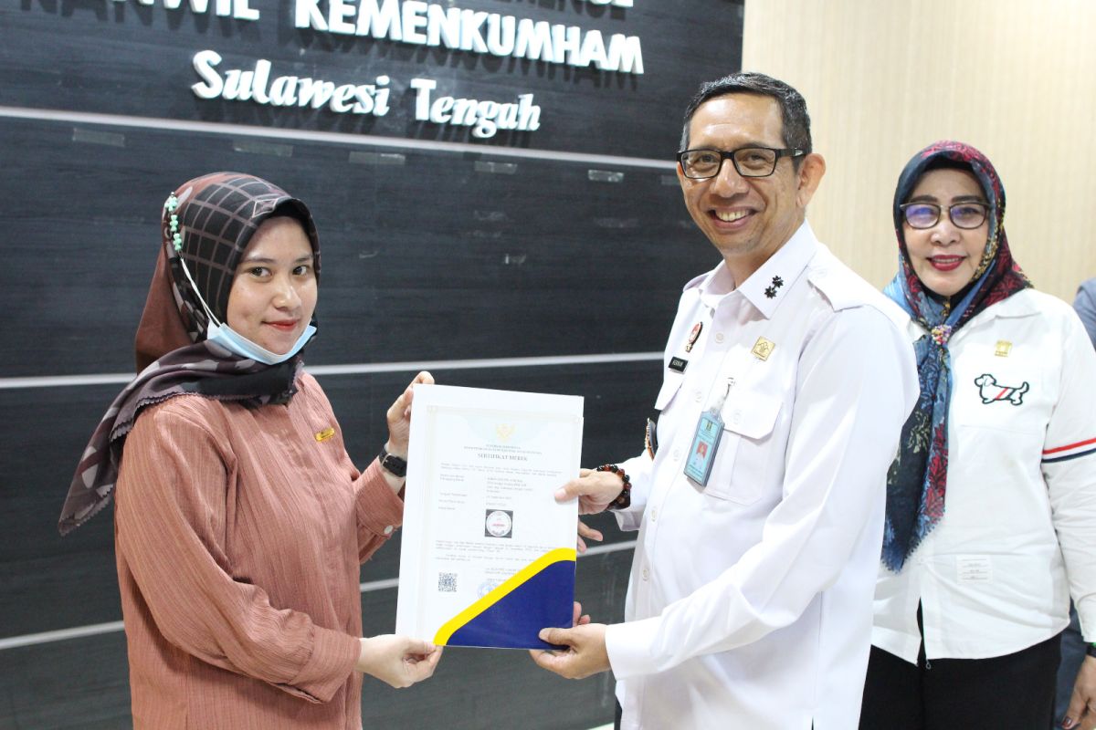 Kemenkumham Sulteng serahkan sertifikat merk untuk 12 UMKM di Palu