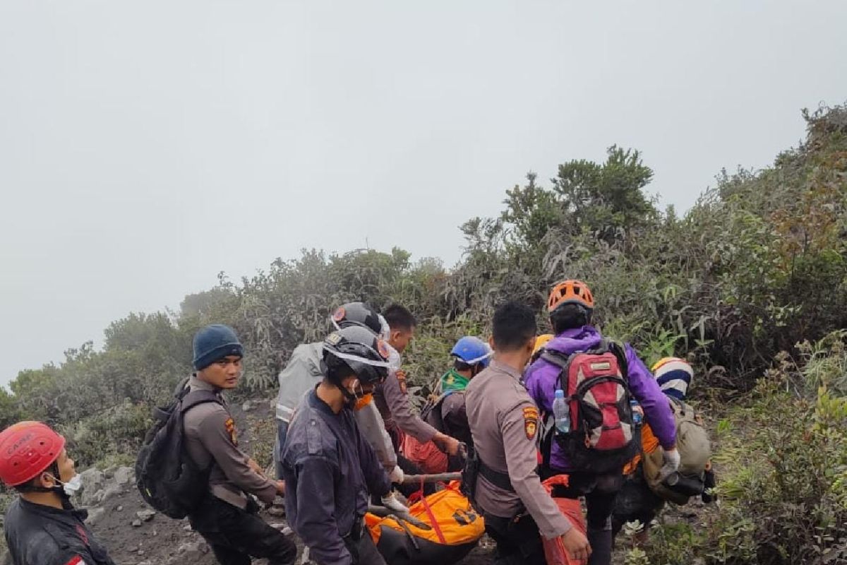 Polda Sumbar: satu lagi pendaki Gunung Marapi ditemukan