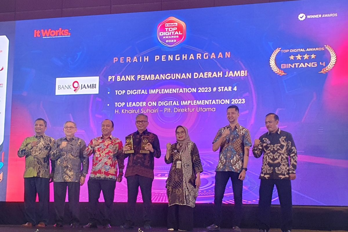 Plt Dirut Bank Jambi raih penghargaan Leader Top Digital Implementation 2023