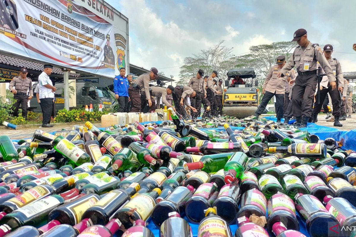 Polres Lampung Selatan musnahkan seribuan botol minuman keras jelang Natal dan Tahun Baru