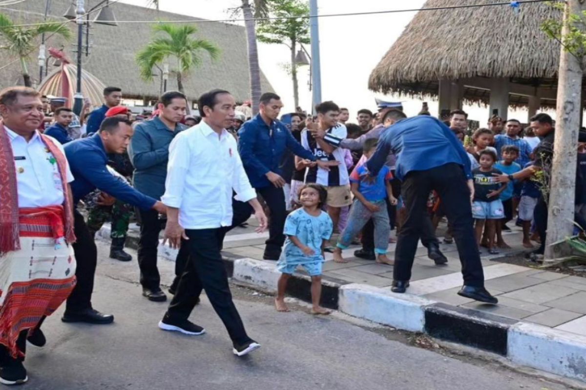 Jokowi menari dengan masyarakat di pantai Kelapa Lima