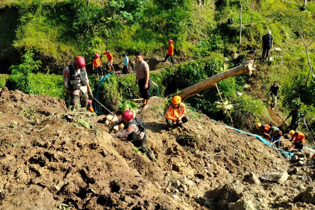 Tim SAR cari seorang warga tertimpa longsor di  Wonogiri